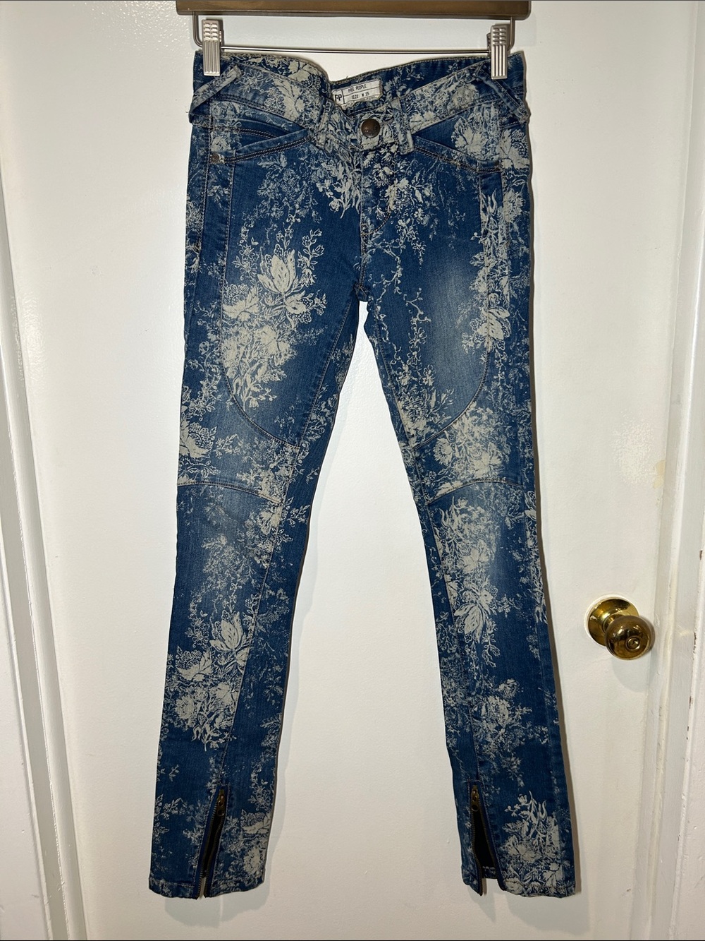 EUC Free People Floral Print Blue Women's Skinny Jeans size 25